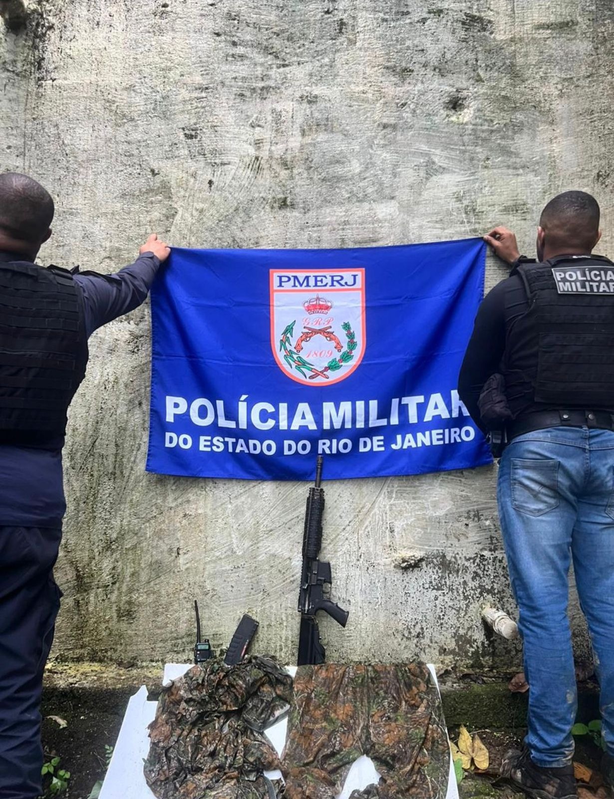 Fuzil é apreendido em Angra dos Reis pelo Serviço Reservado do 33º BPM após informação recebida pelo Disque Denúncia Angra